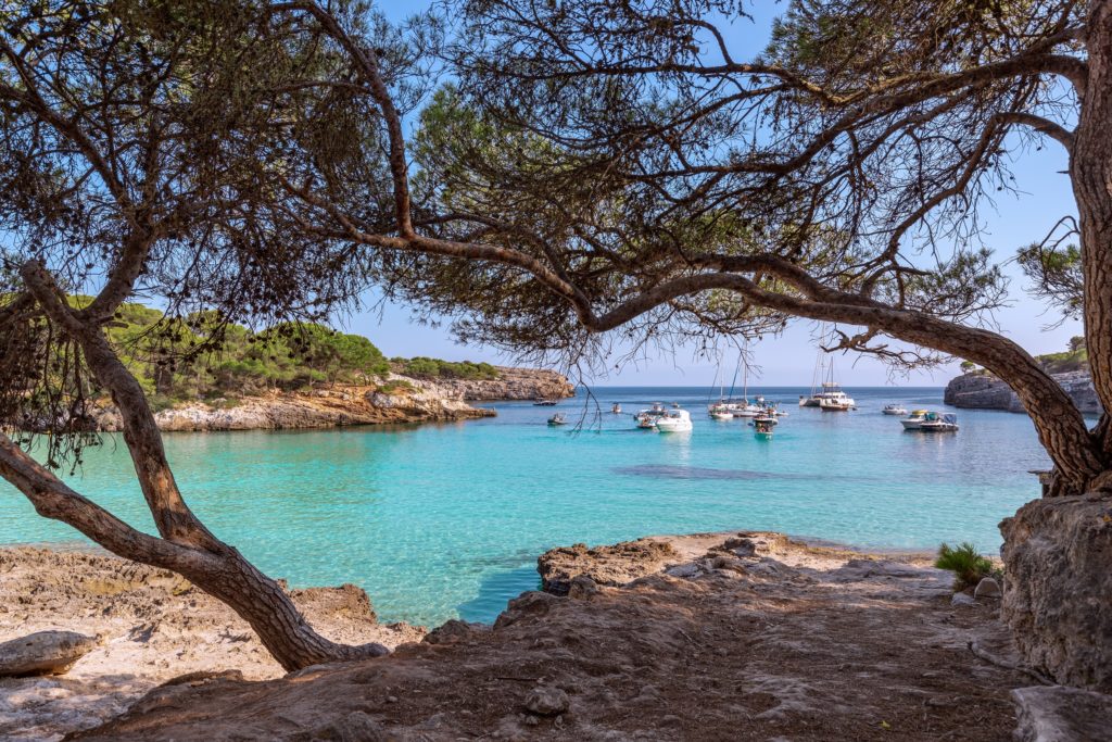 vista marina de la famosa bahia cala turqueta con barcos en el mar menorca islas baleares espana