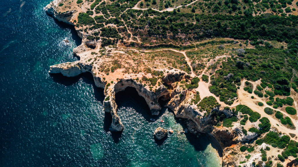 vista anterior de las hermosas playas de la costa del algarve en portugal